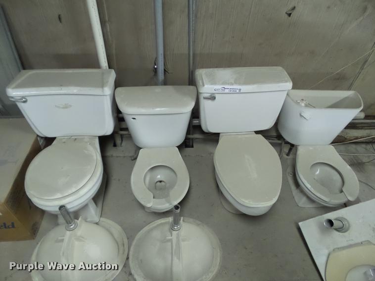 (4) toilets in Winterset, IA Item CB9846 sold Purple Wave