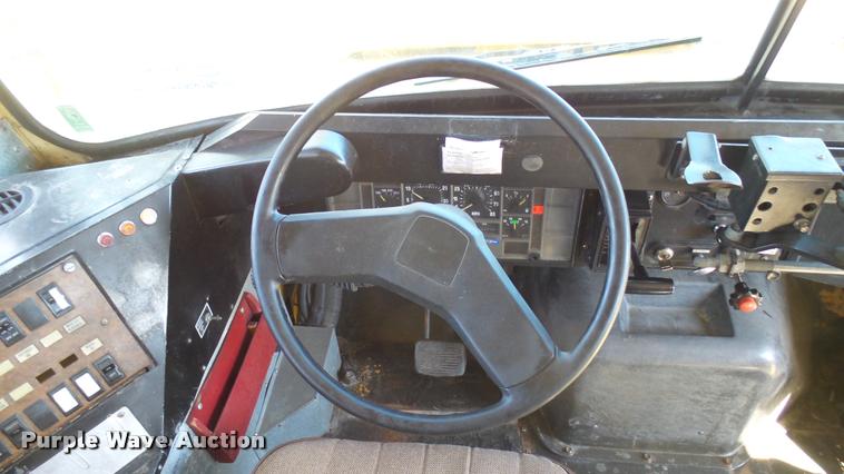 image for item DA0417 1992 International 3800 school bus