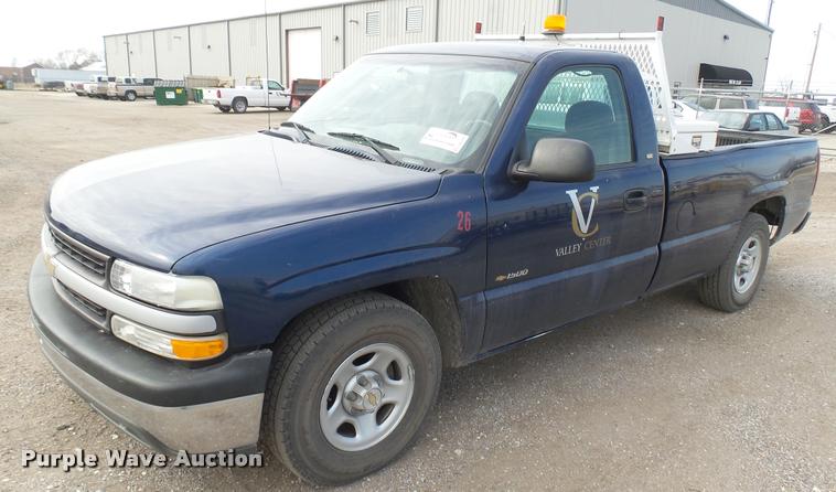 image for item DA0449 2002 Chevrolet Silverado 1500 pickup truck