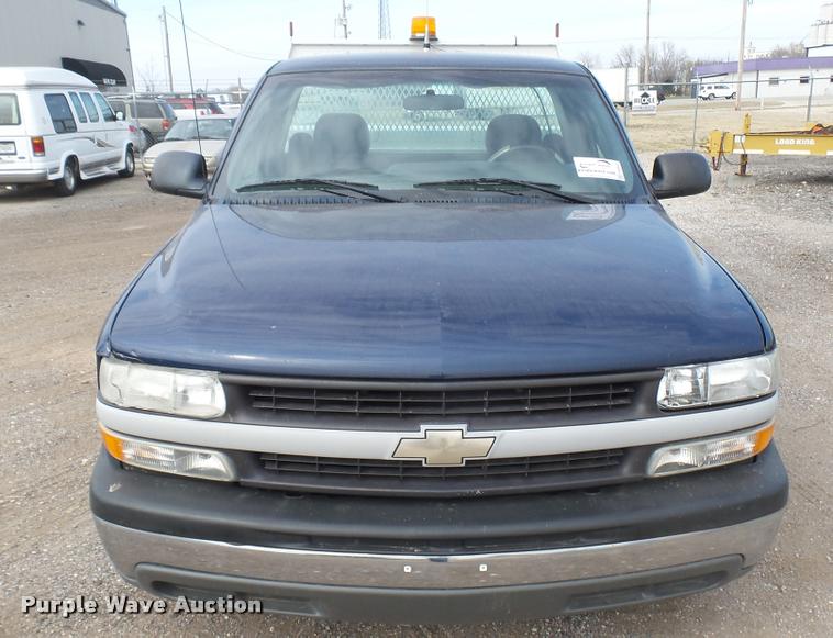 image for item DA0449 2002 Chevrolet Silverado 1500 pickup truck