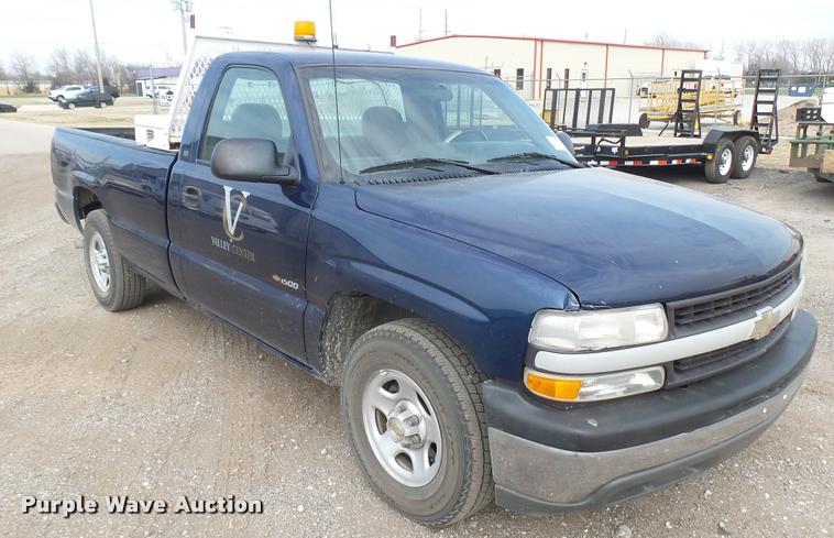 image for item DA0449 2002 Chevrolet Silverado 1500 pickup truck