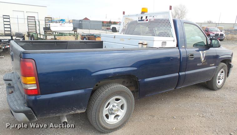 image for item DA0449 2002 Chevrolet Silverado 1500 pickup truck