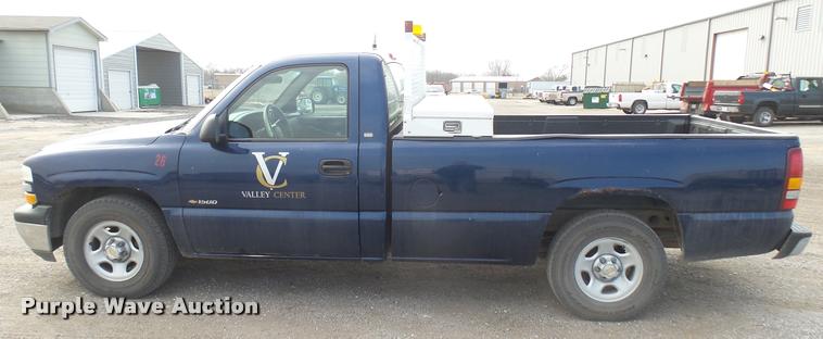 image for item DA0449 2002 Chevrolet Silverado 1500 pickup truck