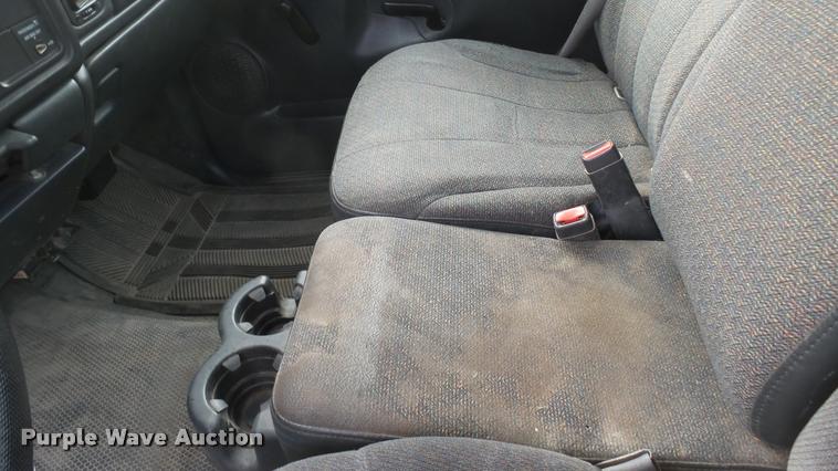 image for item DA0449 2002 Chevrolet Silverado 1500 pickup truck