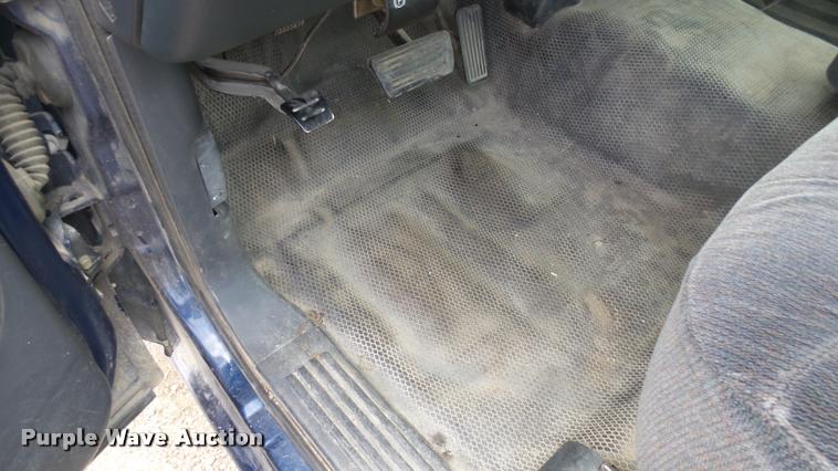 image for item DA0449 2002 Chevrolet Silverado 1500 pickup truck