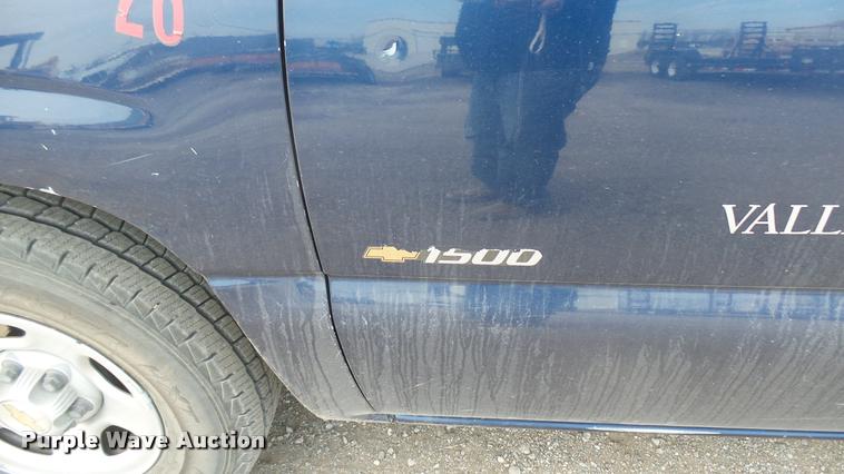 image for item DA0449 2002 Chevrolet Silverado 1500 pickup truck