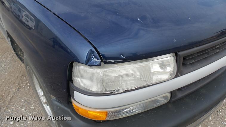 image for item DA0449 2002 Chevrolet Silverado 1500 pickup truck