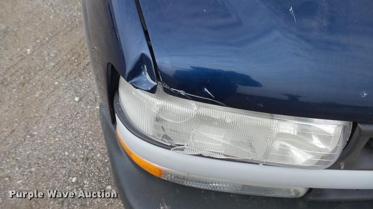 image for item DA0449 2002 Chevrolet Silverado 1500 pickup truck