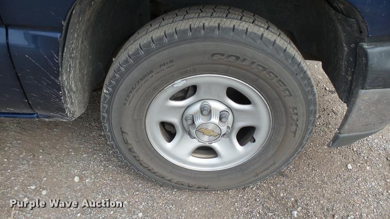 image for item DA0449 2002 Chevrolet Silverado 1500 pickup truck