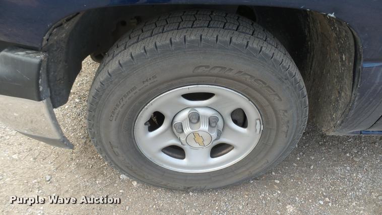 image for item DA0449 2002 Chevrolet Silverado 1500 pickup truck