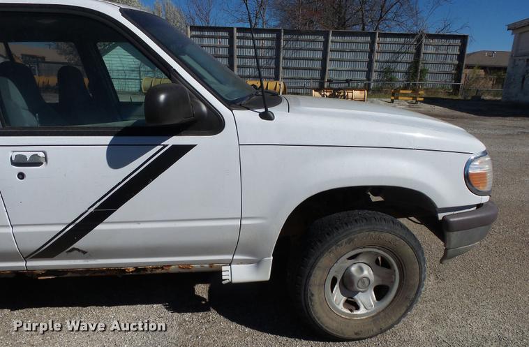 image for item DA2588 1995 Ford Explorer SUV