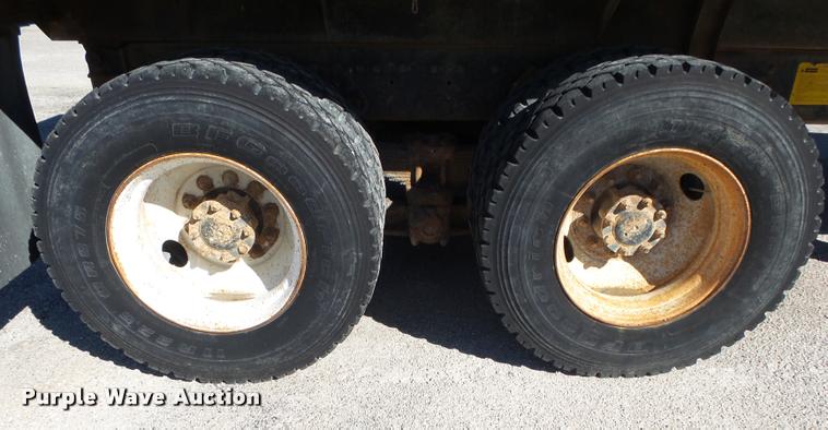 image for item DA2594 1995 International 4900 dump truck