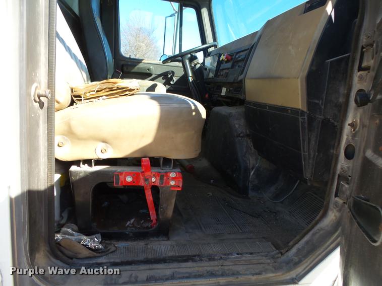 image for item DA2594 1995 International 4900 dump truck