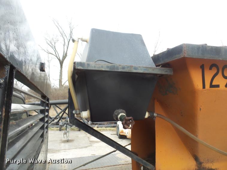 image for item DB0525 2001 Ford F450 Super Duty flatbed truck