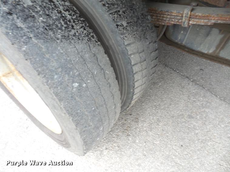 image for item DB0525 2001 Ford F450 Super Duty flatbed truck