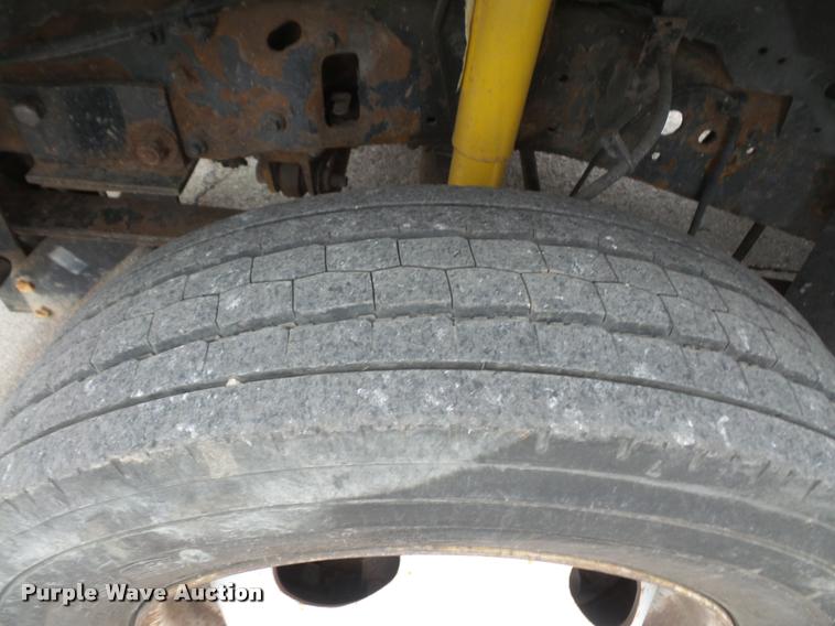 image for item DB0525 2001 Ford F450 Super Duty flatbed truck