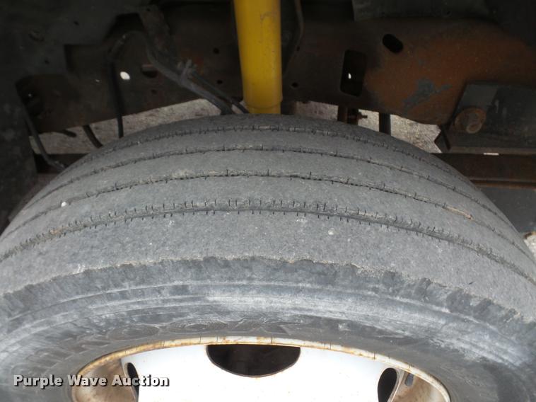 image for item DB0525 2001 Ford F450 Super Duty flatbed truck