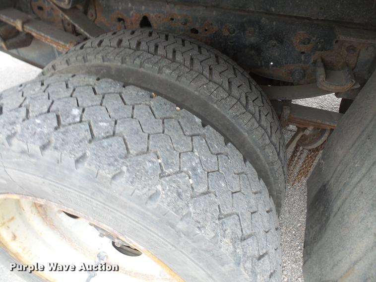 image for item DB0525 2001 Ford F450 Super Duty flatbed truck