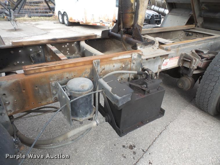 image for item DB0526 1999 International 4700 dump flatbed truck