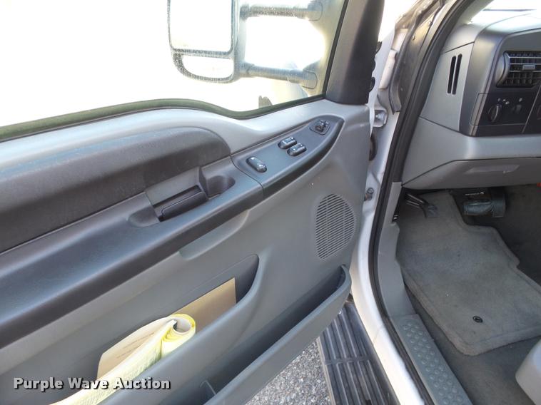 image for item DB1935 2005 Ford F550 Super Duty XL shuttle bus