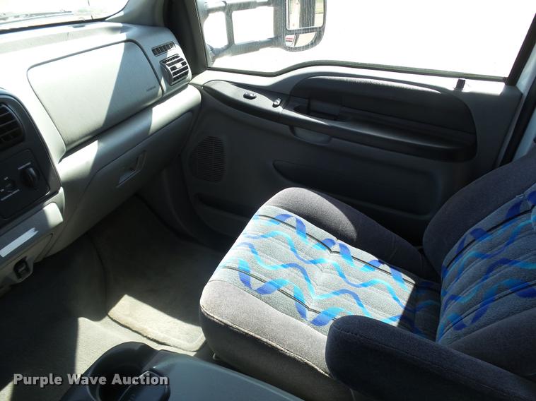 image for item DB1935 2005 Ford F550 Super Duty XL shuttle bus