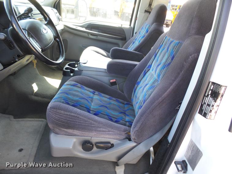 image for item DB1935 2005 Ford F550 Super Duty XL shuttle bus