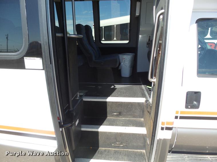 image for item DB1935 2005 Ford F550 Super Duty XL shuttle bus