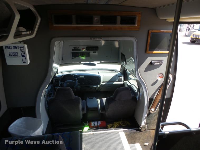 image for item DB1935 2005 Ford F550 Super Duty XL shuttle bus