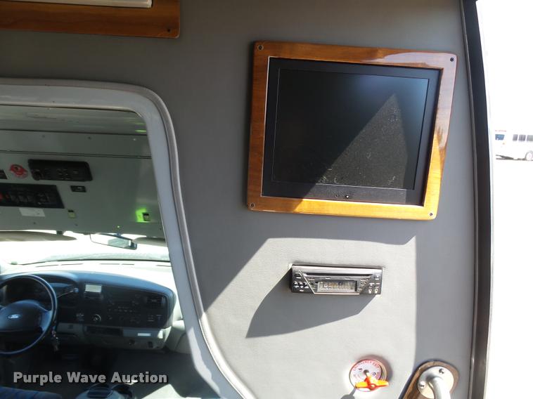 image for item DB1935 2005 Ford F550 Super Duty XL shuttle bus