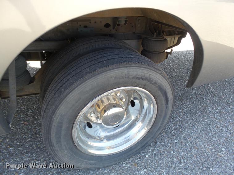 image for item DB1935 2005 Ford F550 Super Duty XL shuttle bus