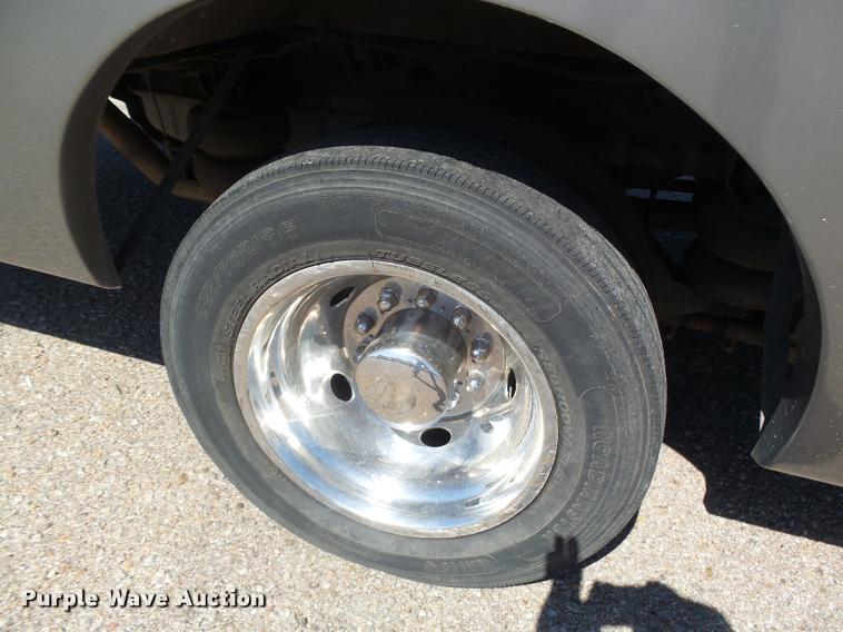 image for item DB1935 2005 Ford F550 Super Duty XL shuttle bus