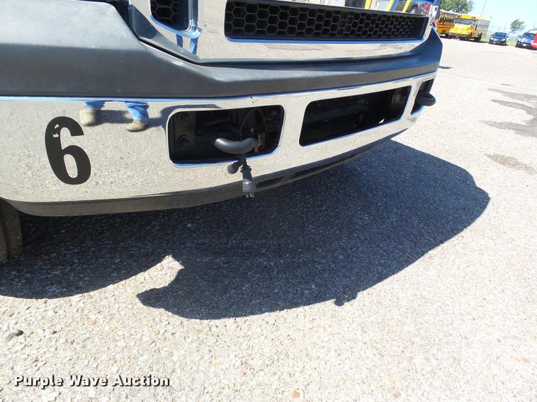 image for item DB1935 2005 Ford F550 Super Duty XL shuttle bus