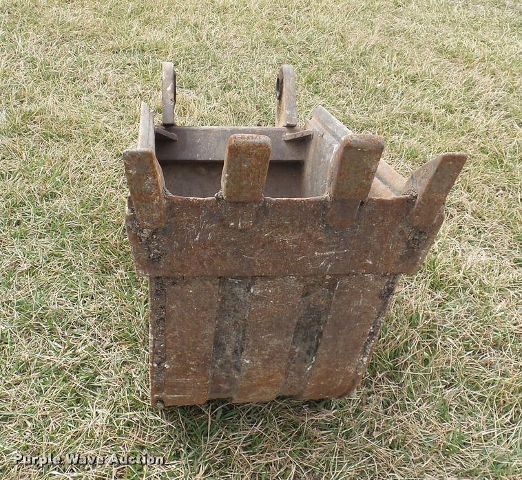 image for item DB3765 1990 Case 480F Construction King backhoe