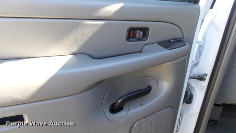 image for item DB3828 2005 Chevrolet Suburban 1500 SUV