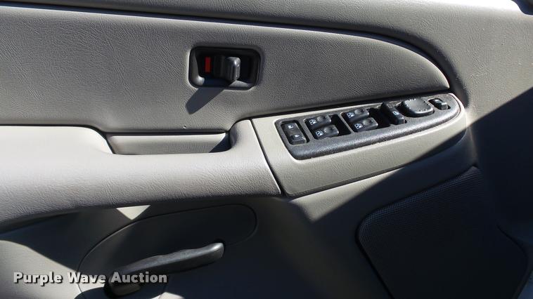 image for item DB3828 2005 Chevrolet Suburban 1500 SUV