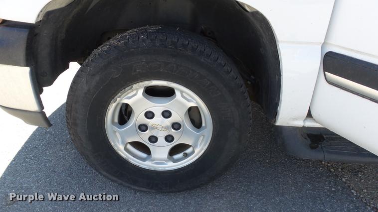 image for item DB3828 2005 Chevrolet Suburban 1500 SUV