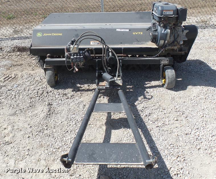 image for item DS9188 John Deere UV72 street broom