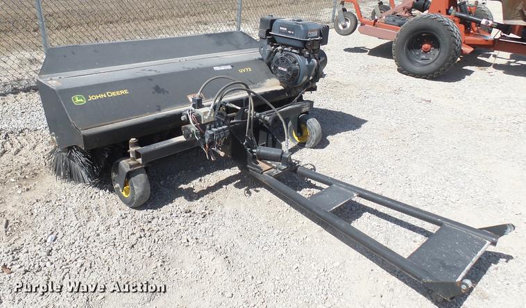 image for item DS9188 John Deere UV72 street broom