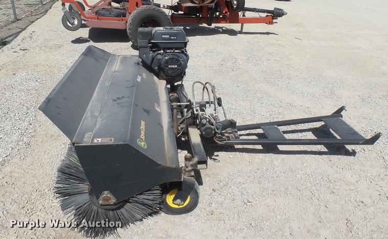 image for item DS9188 John Deere UV72 street broom