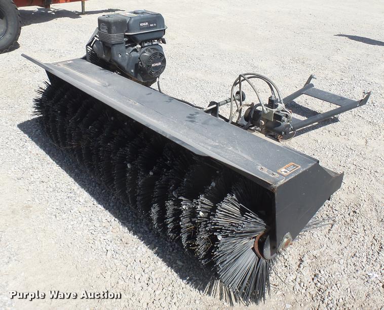 image for item DS9188 John Deere UV72 street broom