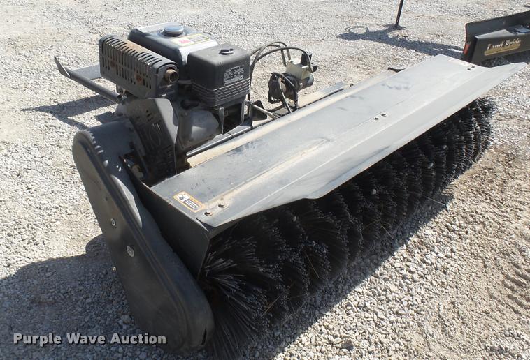 image for item DS9188 John Deere UV72 street broom