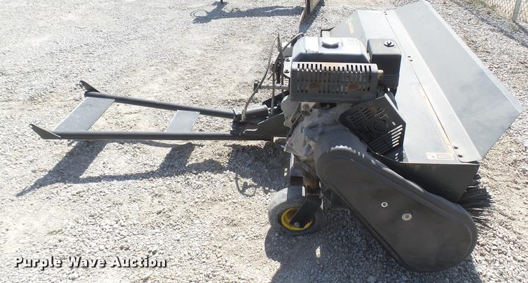 image for item DS9188 John Deere UV72 street broom