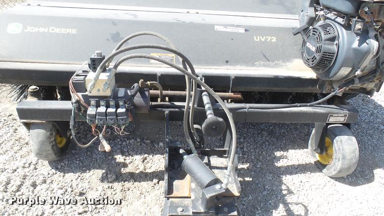 image for item DS9188 John Deere UV72 street broom