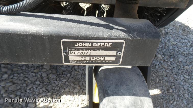 image for item DS9188 John Deere UV72 street broom