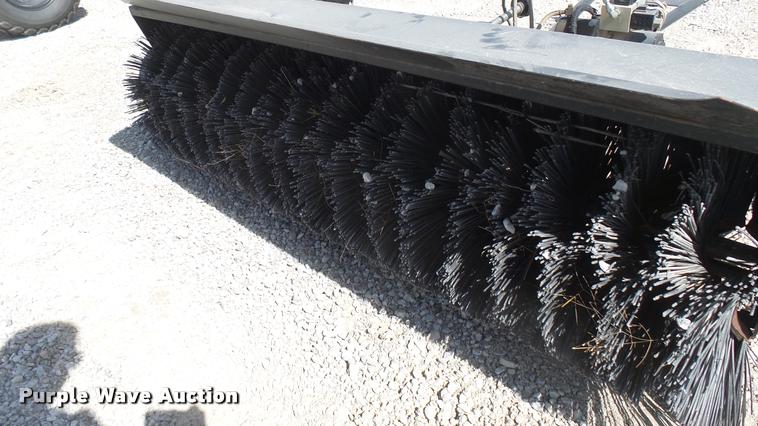 image for item DS9188 John Deere UV72 street broom