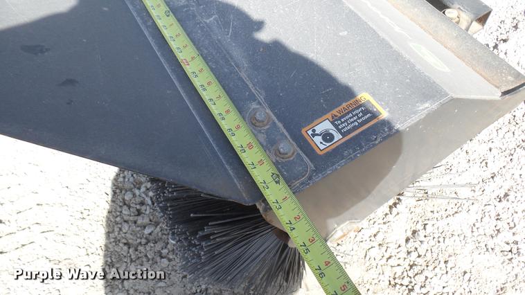 image for item DS9188 John Deere UV72 street broom
