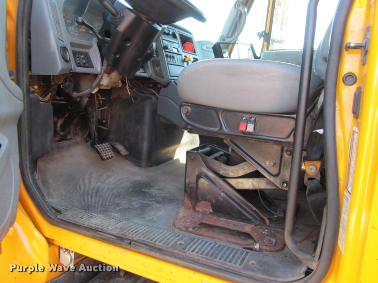 image for item K4971 2002 International 7400 dump truck