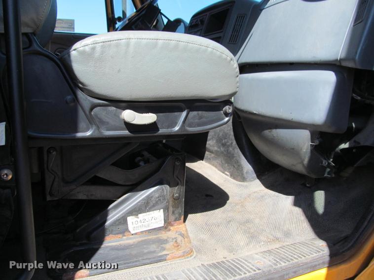 image for item K4971 2002 International 7400 dump truck