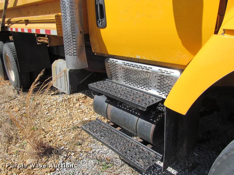 image for item K4971 2002 International 7400 dump truck