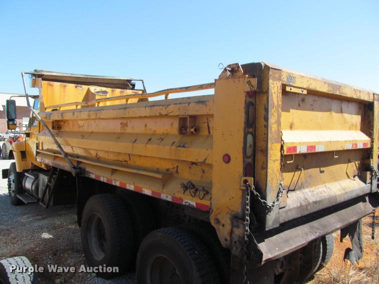 image for item K4971 2002 International 7400 dump truck